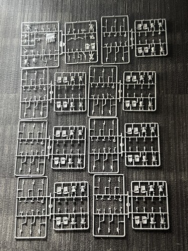 Citadel bretonnia men arms - bretonnia,